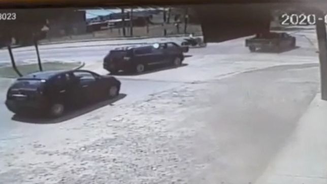 video: asi fue el choque entre la  moto y la camioneta que intento huir en olmos