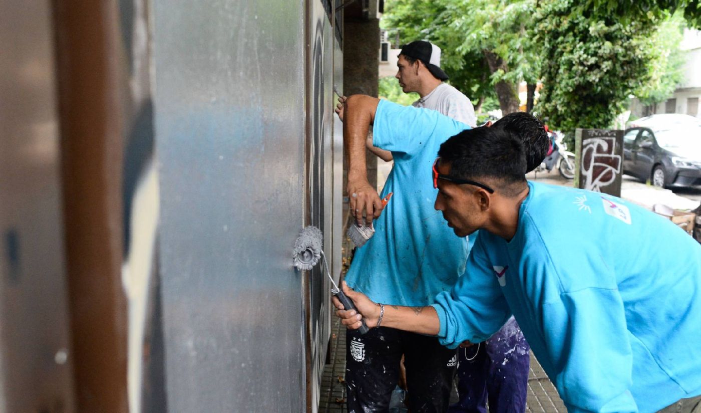 El programa impulsado por la Municipalidad de La Plata pretende limpiar y poner en valor fachadas de hogares y espacios públicos