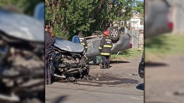 tremendo choque entre dos autos termino con un impactante vuelco en la plata