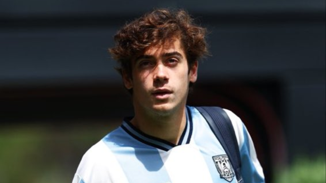 Colapinto se puso la camiseta de la Selección, pateó la pelota y revolucionó Barcelona