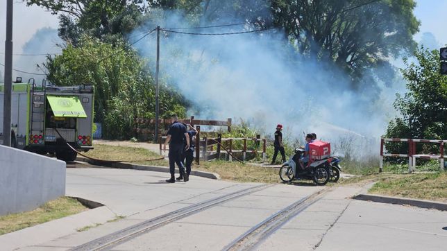 tension en tolosa por un incendio en las vias del tren