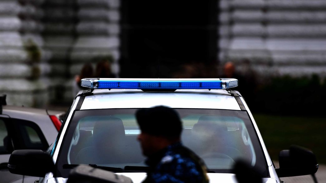 Salió al patio de su casa para entrar al perro, lo sorprendieron ladrones y le robaron $5 millones