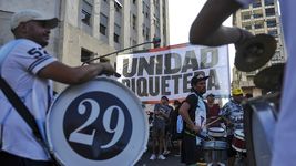 organizaciones movilizan contra el ajuste y hay tension por el procotocolo antipiquetes organizaciones movilizan contra el ajuste y hay tension por el procotocolo antipiquetes