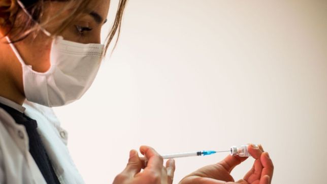 segundas dosis: el cronograma para combinar sputnik v con moderna o astrazeneca