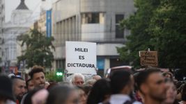 organizan un cacerolazo en la plata en medio del paro general de la cgt organizan un cacerolazo en la plata en medio del paro general de la cgt