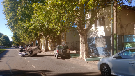 Un impactante choque y vuelco en La Plata terminó con un mujer herida en grave estado