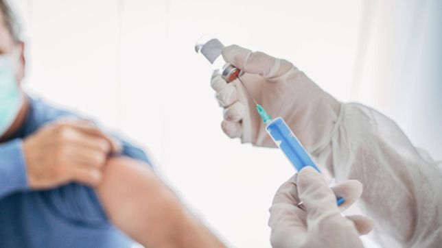 una encuesta senala que el 50% de las personas ya decidio darse la vacuna contra el covid