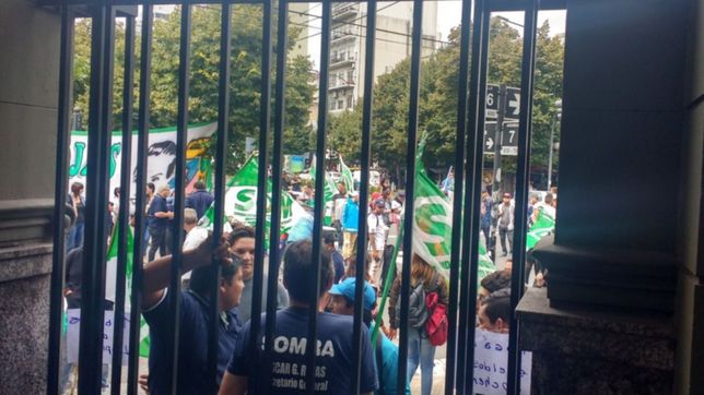 tension en las puertas de arba por una protesta de trabajadores tercerizados