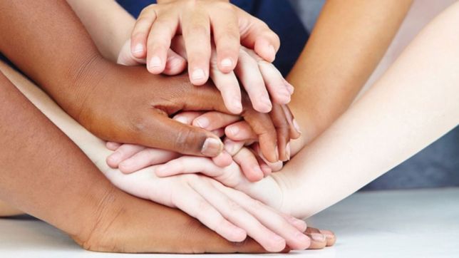 duermen en el piso y no tienen techo: lanzan una campana para ayudar a una familia platense