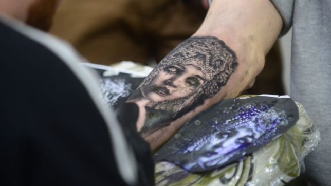 con tribales, peces y hasta maradonas, sigue la mega convencion internacional de tatuajes