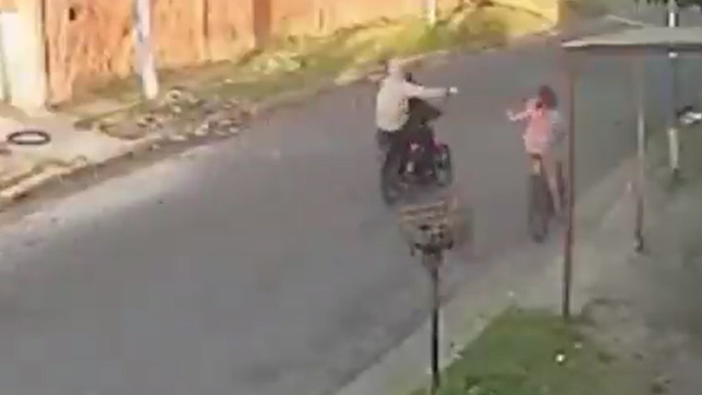 dos motochorros le robaron la bicicleta a una joven que iba a trabajar en villa elvira
