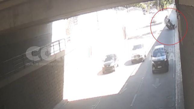 vuelco y tension: asi fue el impactante accidente de transito en el tunel de 32 y 115