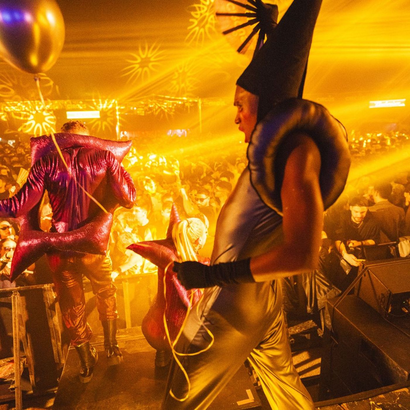 Performers, bailarines, juegos, indumentaria intervenida en vivo por Luxo en el segundo anivesario de Circus.