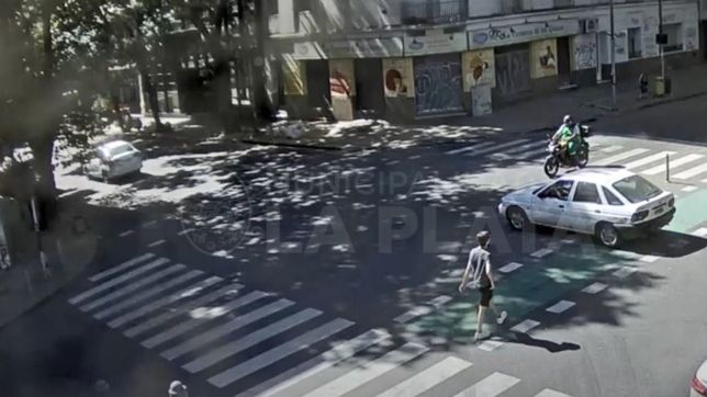 video: doblo en u en 6 y 60 y por su culpa se produjo un violento choque en la esquina