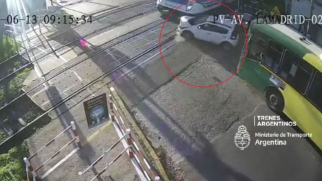el dramatico video que muestra una formacion del roca chocando un auto parado en las vias