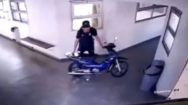 video: fueron a visitar a una familiar al hospital san juan de dios de la plata y se robaron una moto del pasillo
