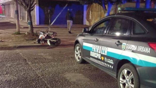 un motociclista termino con una pierna fracturada en un operativo antipicadas en la plata