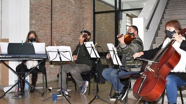 video: un quinteto de cuerdas acompano la vacunacion de cientos de personas en la region