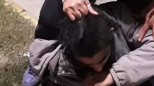 violo a su hijastra de 4 anos en la plata, confeso el hecho y los vecinos lo lincharon en la calle