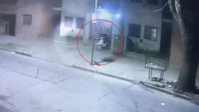 forzaron la puerta de un edificio de la plata, robaron tres motos y se fueron andando