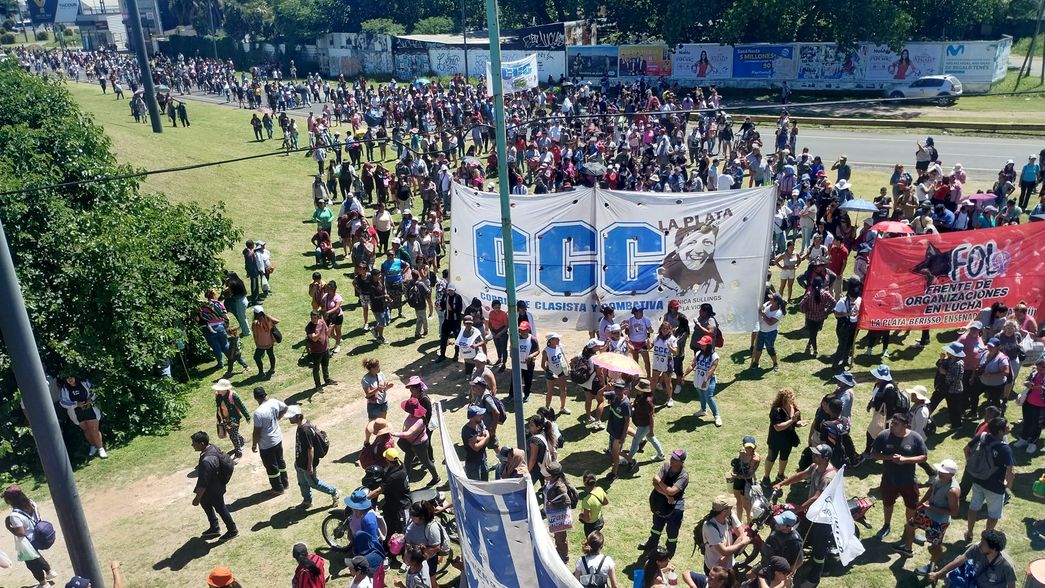 Cortan calles de La Plata en una nueva protesta por la inflación y la pobreza