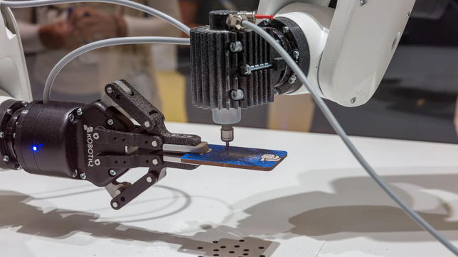 avanza en la plata la instalacion del primer laboratorio de robotica de america