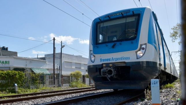 cortaron las vias del tren roca, no hay servicio y los pasajeros caminan por las vias