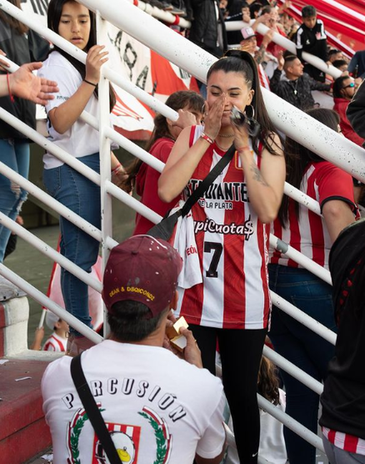 Jonatan Emanuel pidiéndole casamiento a Candela Alberdi en la tribuna de Estudiantes.