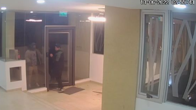 rompieron la cerradura de un edificio en la plata para entrar a robar y quedaron filmados