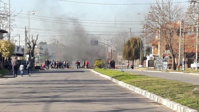 tension y corte en villa castells: vecinos reclaman tras recibir una orden de desalojo