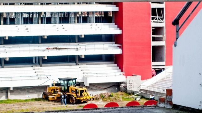 por la colocacion de los techos del nuevo estadio de estudiantes, cortaran la avenida 1
