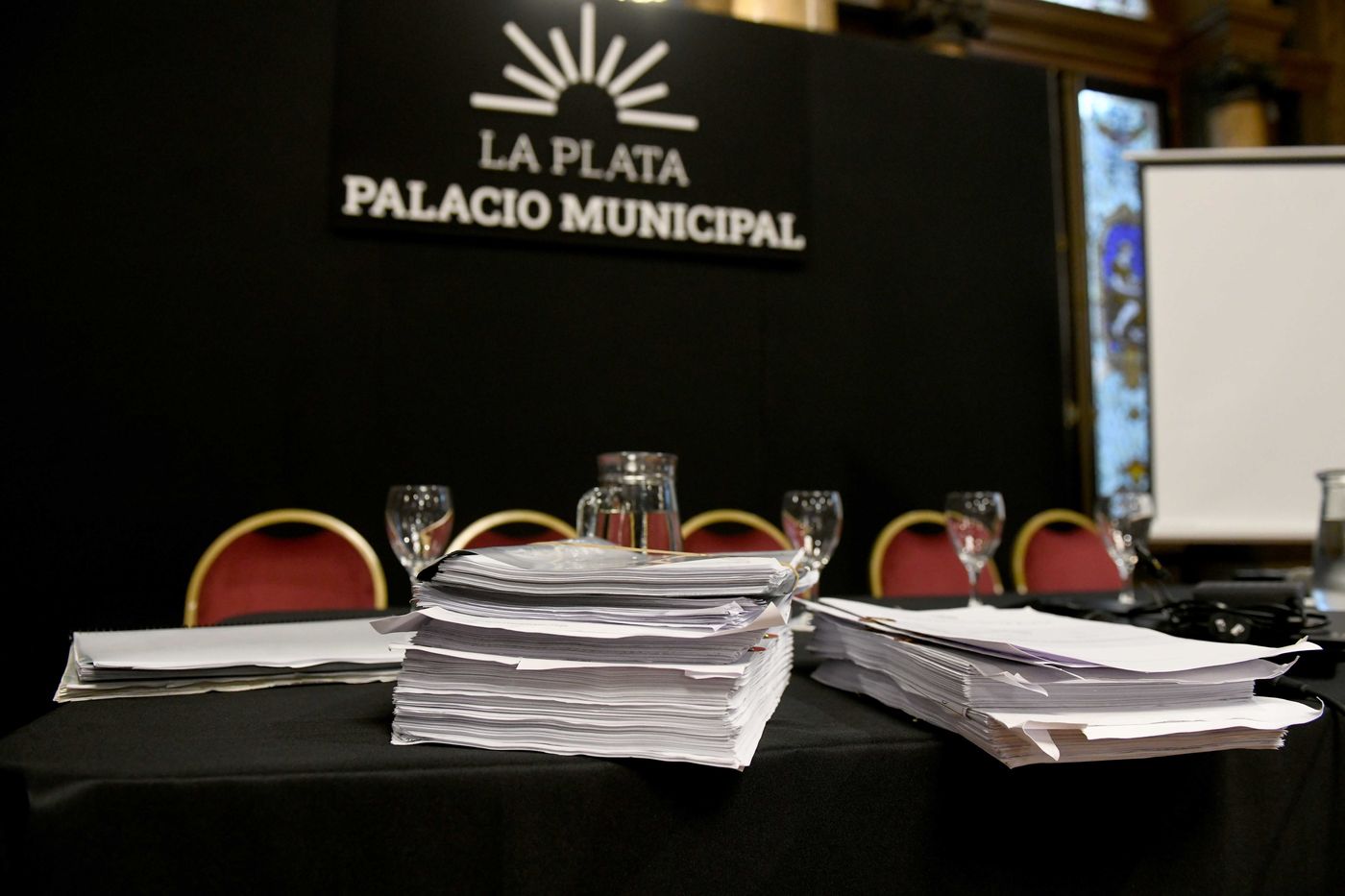 El voluminoso expediente que comenzó a ser tratado en la comisión de Hacienda del Concejo este lunes.