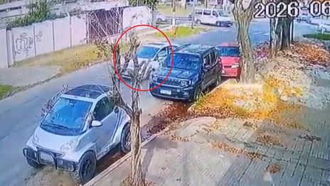 Giró en una esquina de La Plata, chocó dos autos estacionados y se dio a la fuga Giró en una esquina de La Plata, chocó dos autos estacionados y se dio a la fuga