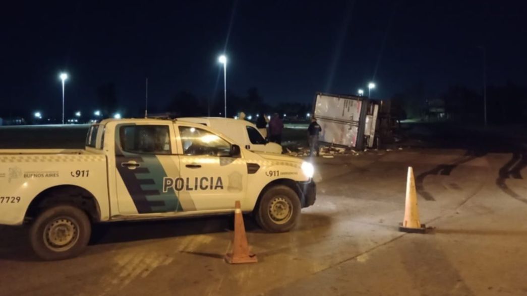 Un camión de un frigorífico volcó en la rotonda de Ruta 6 en La Plata y hubo heridos