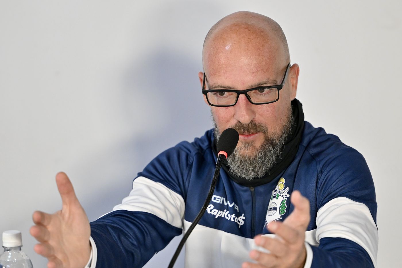 Alejandro Orfila y su primera conferencia en Gimnasia.