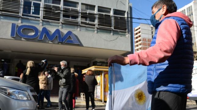 una caravana de afiliados protesto frente a la sede central de ioma en la plata