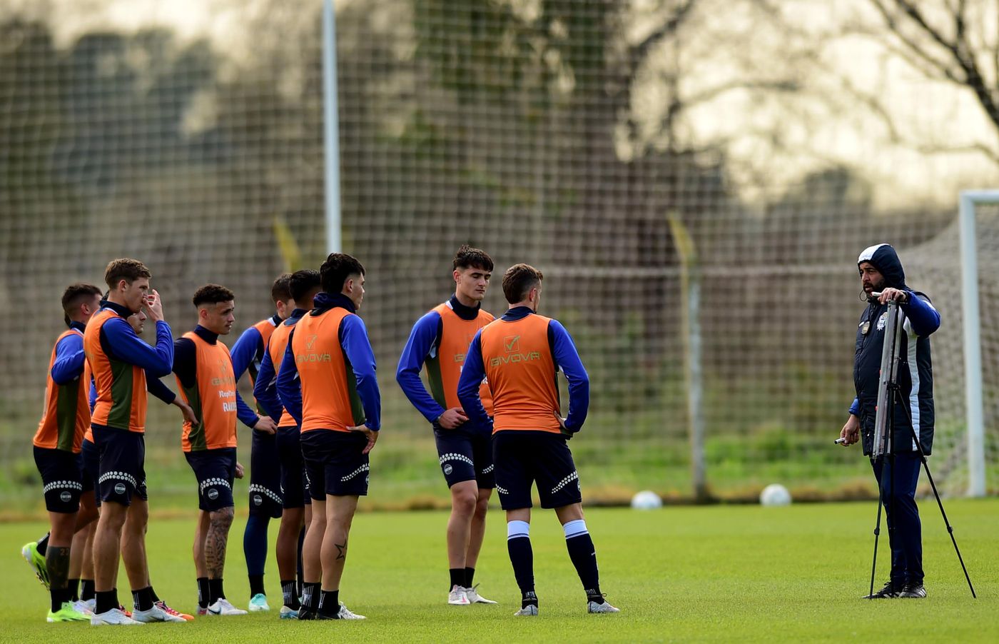 Entrenamiento Gimnasia Méndez charla jugadores.jpg