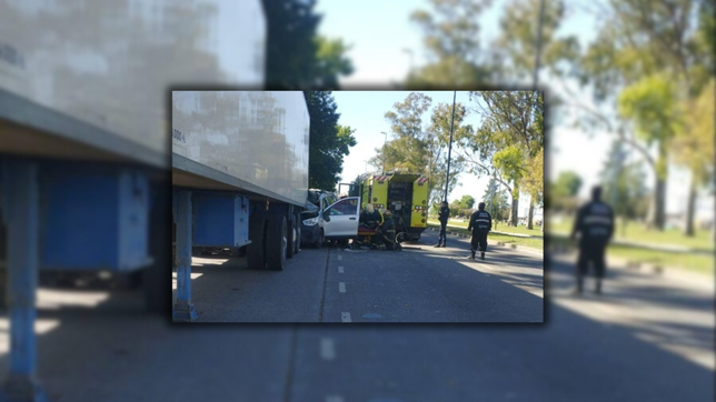 una mujer quedo atrapada tras incrustarse contra un camion estacionado