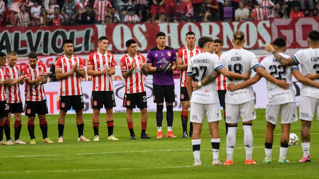 el emotivo minuto de silencio para cesar luis menotti en la final entre estudiantes y velez