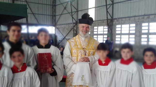 tucho fernandez le prohibio al cura sidders dar misas publicas y acercarse a ninos