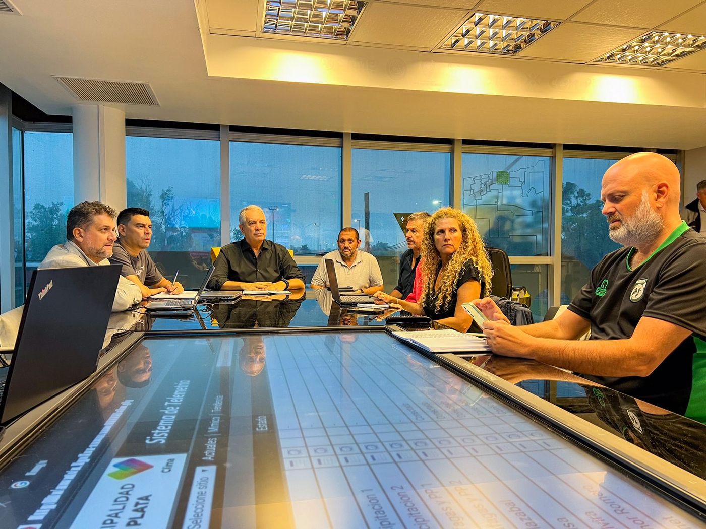 El intendente de La Plata, Julio Alak, monitorea el operativo de asistencia en medio del fuerte temporal en La Plata. El intendente de La Plata, Julio Alak, monitorea el operativo de asistencia en medio del fuerte temporal en La Plata.