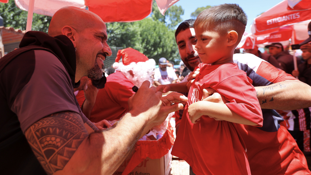 Con la presencia sorpresa de Juan Sebastián Verón, se realizó la Navidad Pincha en La Plata