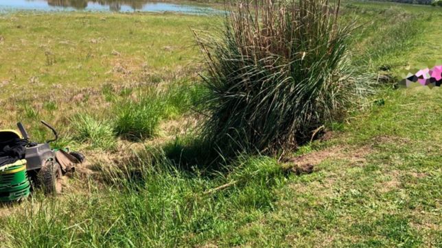 tragedia en la region: cortaba el pasto, se cayo del tractor, lo paso por arriba y murio