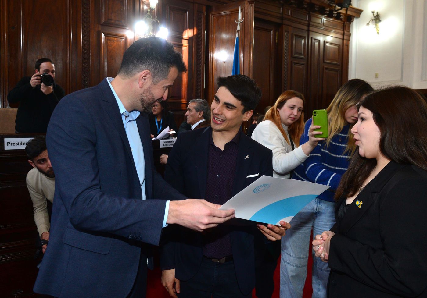 El estudiante de Ingenier&iacute;a Ian Gottlieb Godoy Garraza recibe la declaraci&oacute;n de personalidad destacada de manos del presidente del Concejo Deliberante Marcelo Galland