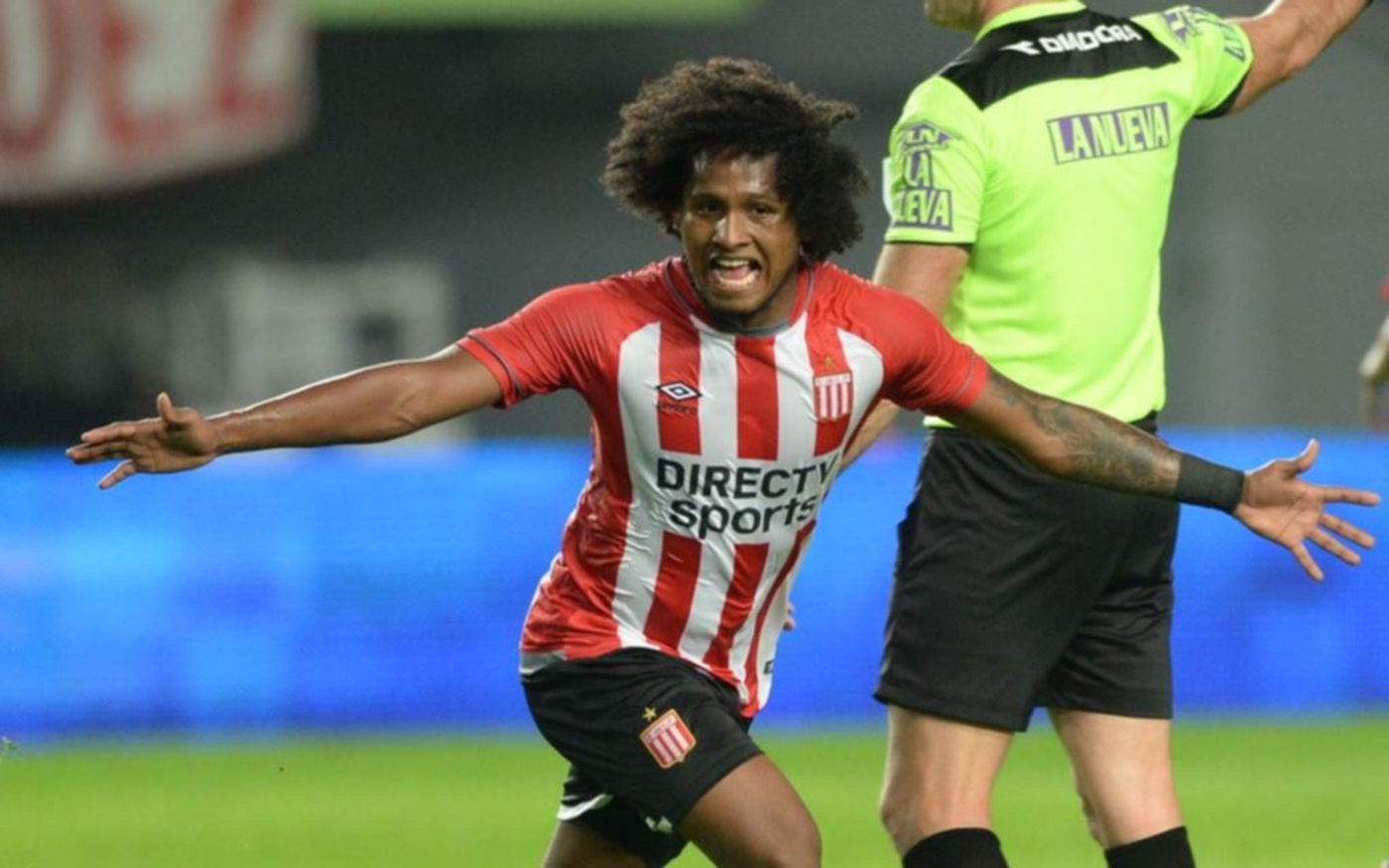 Christian Aleman festejando su gol en Estudiantes.