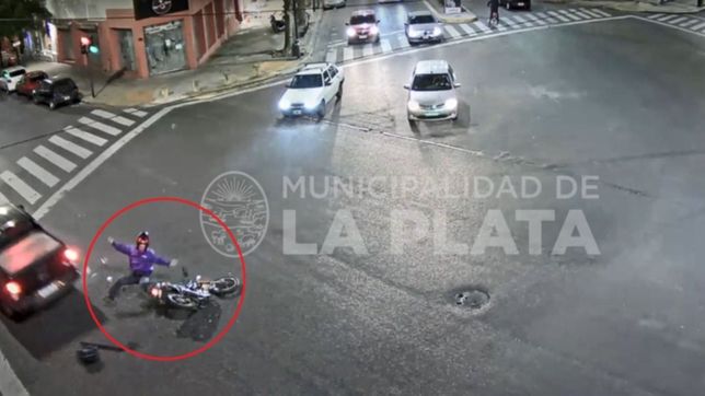 video: motociclista volo por el aire tras un impactante accidente en pleno centro platense