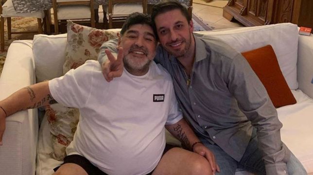 morla confirmo con una foto la vuelta de maradona a gimnasia : por la gente linda, vuelve diego