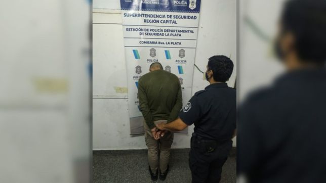 un hombre amenazo con un cuchillo a una joven y abuso de ella en plena calle