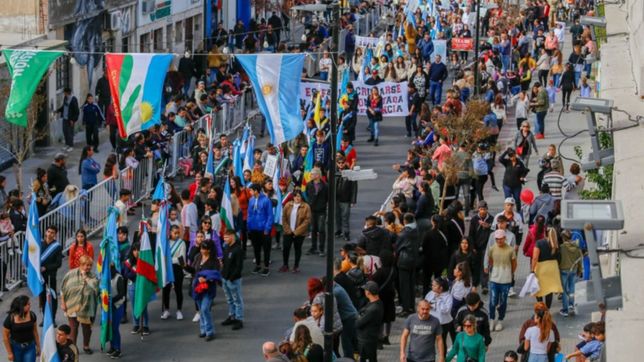 con el desfile y la presencia de kicillof, ensenada empezo a celebrar los 222 anos de vida