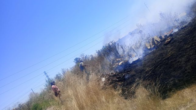 un nuevo incendio puso en alerta a los vecinos de la cantera repleta de basura en pleno melchor romero